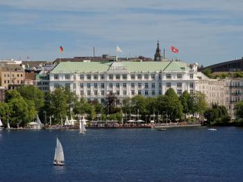 Aussenansicht - Das weiße Schloss an der Alster